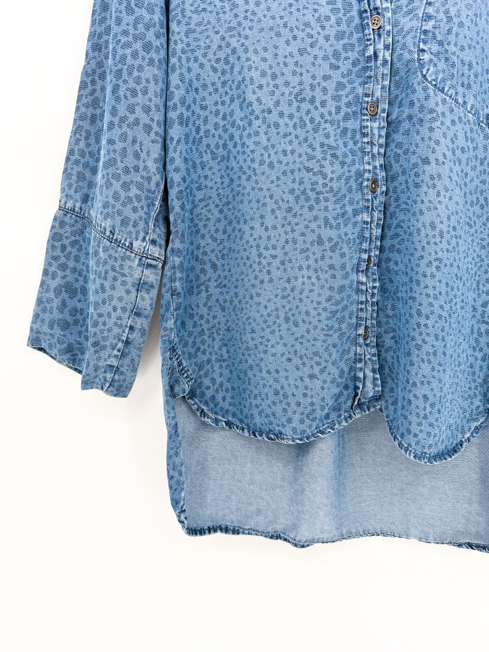 Cloth & Stone Chambray Spotted Animal Print Button Down Top Blue Small - Picture 3 of 8